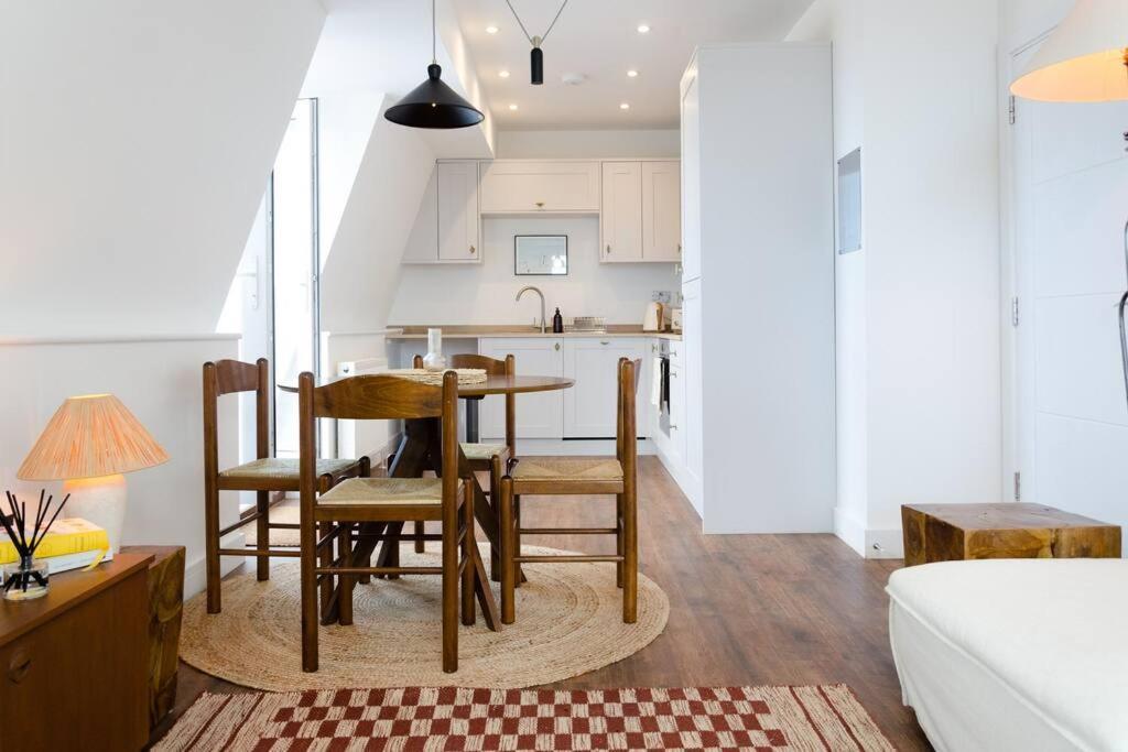 Apartament Relaxing Retreat With Terrace & Sea Views - Sleeps 4 *